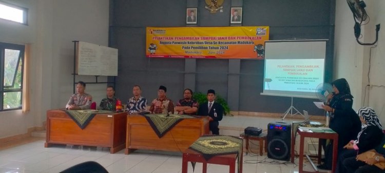 Tampak Hadir Babinsa Dalam Acara Pelantikan Dan Pengambilan Sumpah Jabatan Anggota Panwaslu Kecamatan Madukara