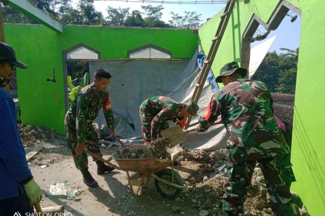 Kompak, Babinsa Dan Warga Kerja Bakti Renovasi Masjid Di Desa Binaan 