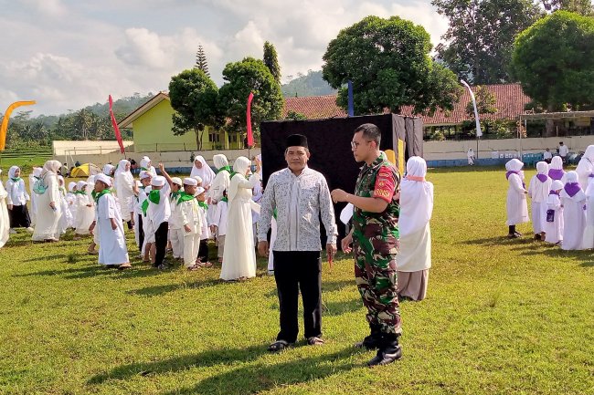 ANGGOTA KORAMIL/14 MADUKARA HADIRI MANASIK HAJI CILIK DILAPANGAN DESA BANTARWARU KEC MADUKARA BANJARNEGARA