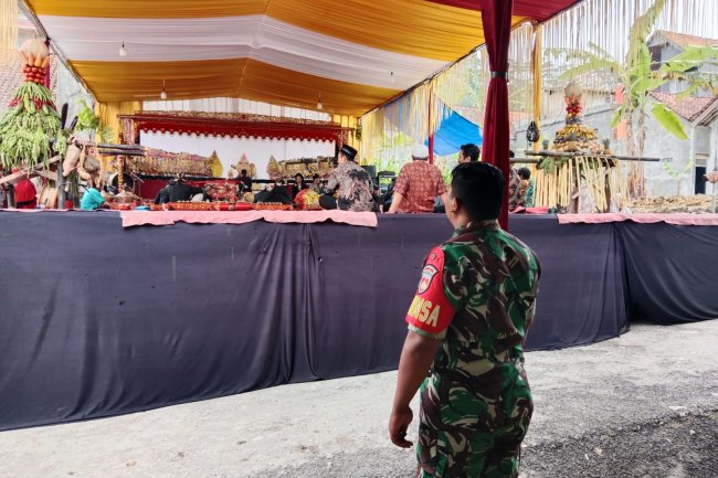 Babinsa Pantau dan ikuti Jalannya Puncak Acara Ruwat Bumi Desa Clapar dan Pagelaran Wayang Kulit