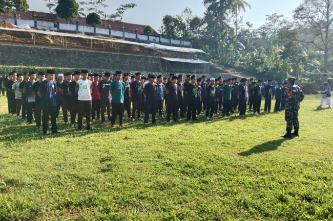 Masa Pengenalan Lingkungan Sekolah (MPLS) Babinsa Koramil 14/Madukara Beri Materi Wasbang Pada Siswa-Siswi Baru