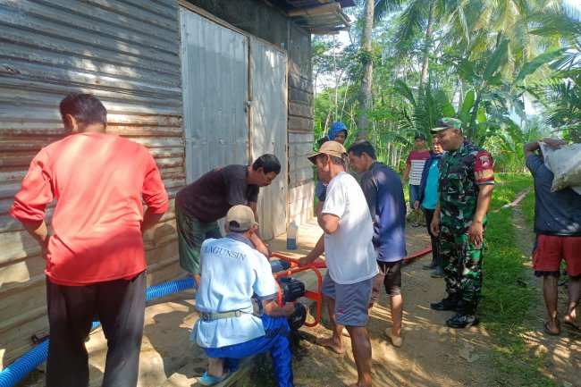 Babinsa Koramil Madukara Bersama PPL dan Poktan Uji Coba Pengoperasian Pompa Air Bantuan    Pemerintah
