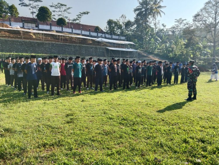 Masa Pengenalan Lingkungan Sekolah (MPLS) Babinsa Koramil 14/Madukara Beri Materi Wasbang Pada Siswa-Siswi Baru