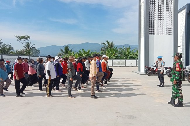 Guna Mantapkan Kekompakan Dan Kedisiplinan, Babinsa Gelar Latihan Aparatur Pemerintahan Kecamatan Madukara