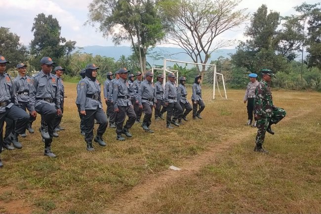 Mantapkan Anggota Linmas, Babinsa dan Babinkamtibmas Beri Pelatihan PBB