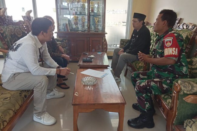 Tingkatkan Kerja Sama Yang Baik, Babinsa Komsos Bersama Kepala Desa Dan Perangkat di Desa Binaan