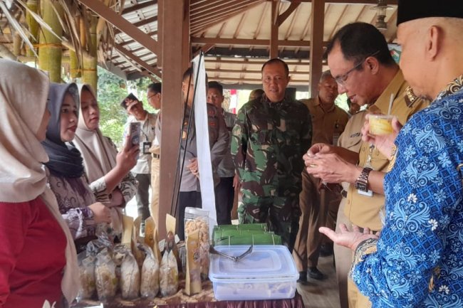 Kapten Inf Bambang Aprianto  Danramil 14/madukara Dampingi Kunjungan Kerja PJ. Bupati Banjarnegara di Kecamatan Madukara