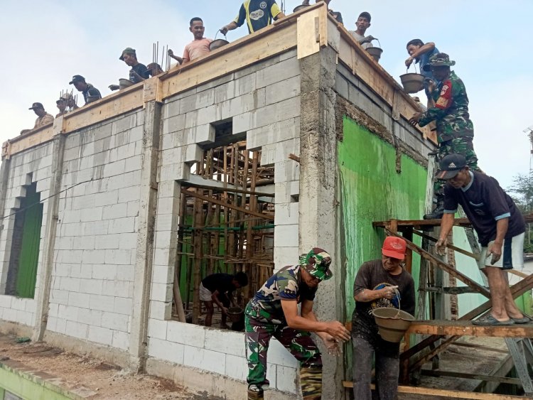 Partisipasi Babinsa Koramil Madukara Dalam Kerja Bakti Rehap Masjid Di Desa Binaa