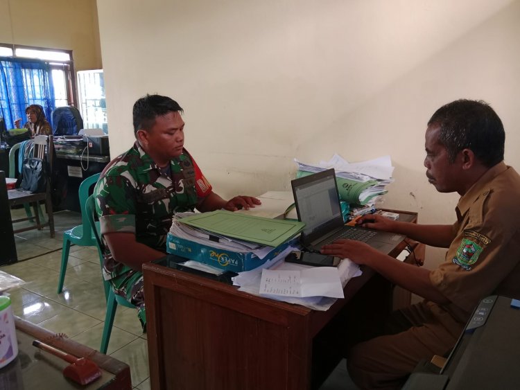 Sambangi Balai Desa, Babinsa Komsos Dengan Perangkat