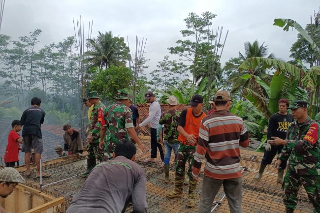 Karya Bakti Babinsa Bantu Pengecoran Pembangunan Masjid Di Wilayah Koramil 14/Madukara   