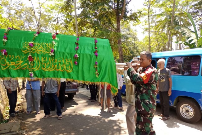 Salah Satu Wujud Kepedulian Serta Peran Aktif Babinsa Dalam Pelaksanaan Lelayu Di Desa Binaan.