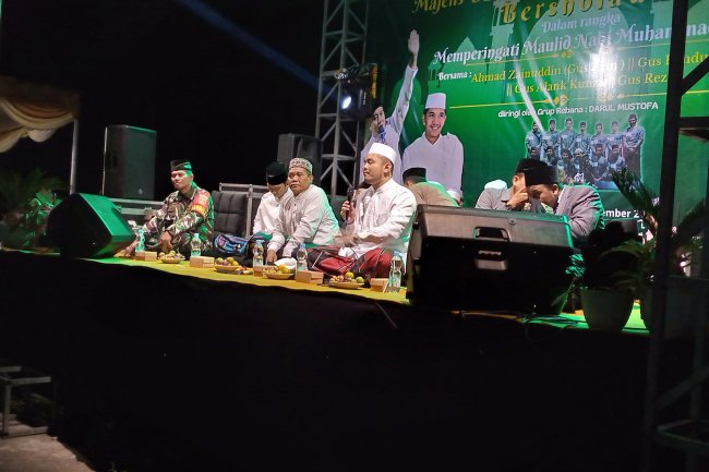 Perkuat Ukhuwah Islamiyah Babinsa Koramil 14/Madukara Hadiri Bantarwaru Bersholawat 