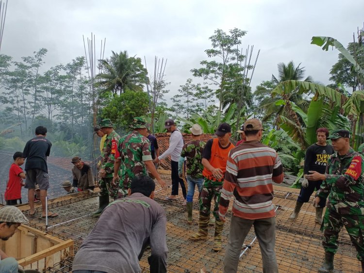 Karya Bakti Babinsa Bantu Pengecoran Pembangunan Masjid Di Wilayah Koramil 14/Madukara   
