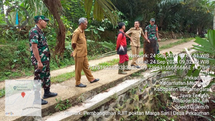 Atasi Kesulitan Para Petani, Babinsa Koramil 14/Madukara Dampingi PPL Dalam RJIT