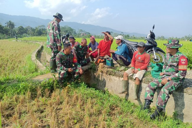 Anggota koramil 14/Madukara Ciptakan Komunikasi Sosial Dengan Masyarakat