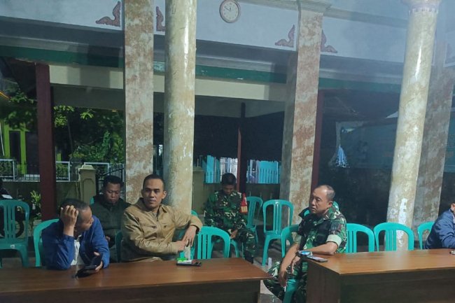 Tak Kenal Lelah Danramil 14/Madukara Beserta Anggota Pantau Langsung Pembuatan Soal Ujian