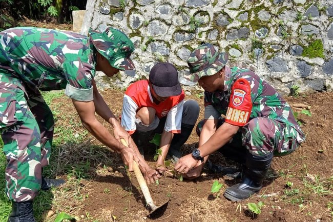 Dukung Penghijauan Di Wilayah, Anggota Koramil 14/Madukara Bersama Warga Masyarakat Tanam Pohon.