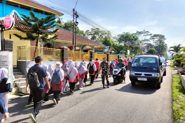 Babinsa 14/Madukara Melaksanakan Gerak Jalan Santai Dalam Rangka Memperingati HUT PGRI ke 79