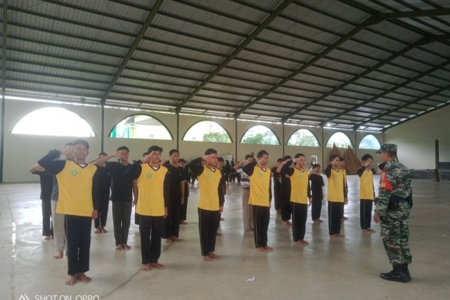 Tanamkan Rasa Cinta Tanah Air, Babinsa Berikan Materi Wasbang Kepada santri ponpes Yaqutun nafis