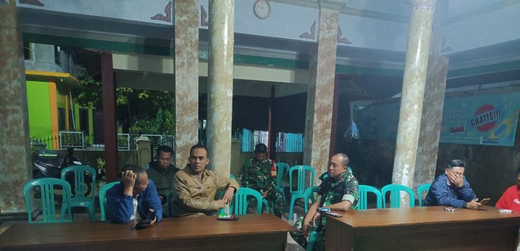 Tak Kenal Lelah Danramil 14/Madukara Beserta Anggota Pantau Langsung Pembuatan Soal Ujian