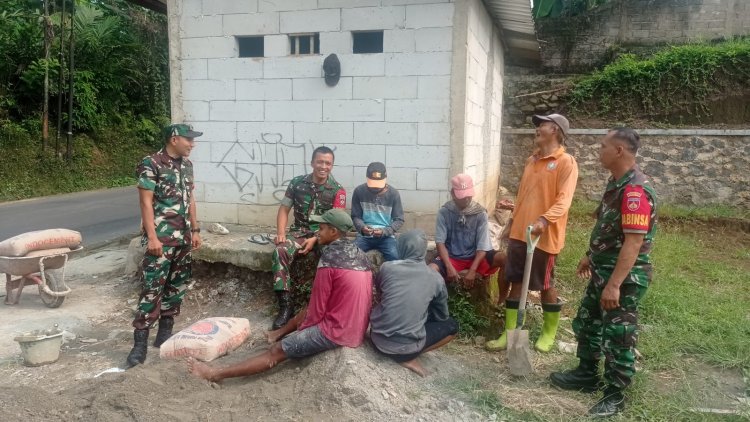 Ngobrol Santai dengan Pekerja Kuli Bangunan, Babinsa Himbau Jaga Keselamatan Kerja dan Kamtibmas di Wilayah