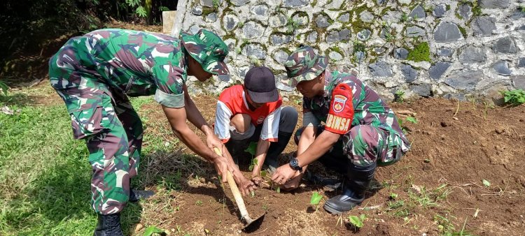 Dukung Penghijauan Di Wilayah, Anggota Koramil 14/Madukara Bersama Warga Masyarakat Tanam Pohon.