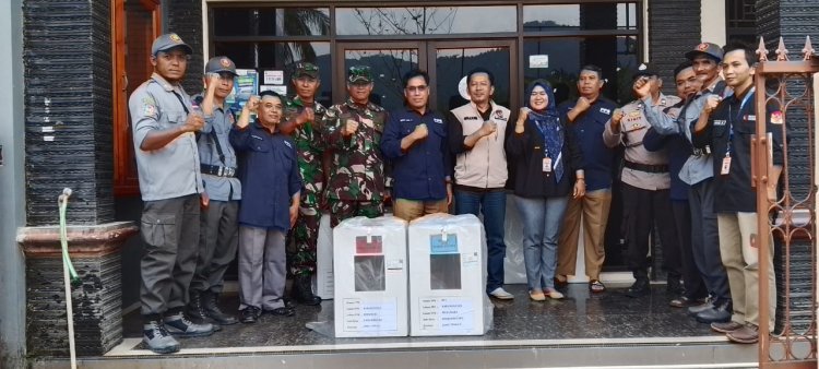 Babinsa Koramil 14/Madukara Dampingi Pendistribusian Logistik Pilkada 