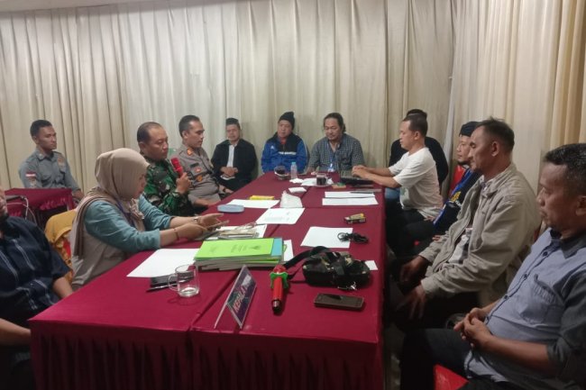 Danramil 14/Madukara  Pantau Pembuatan Soal Ujian Perangkat