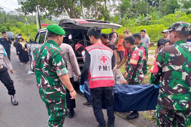 BABINSA BANTU EVAKUASI KORBAN KECELAKAAN KERJA