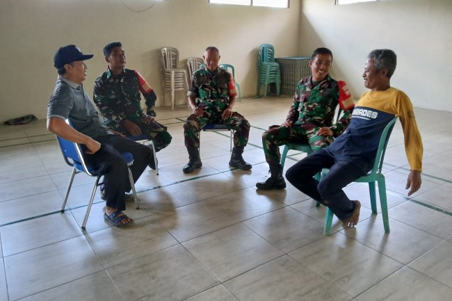 Komunikasi Sosial (Komsos) Salah Satu Kegiatan Rutinitas Serta Berkesinambungan Oleh Babinsa Koramil 14/Madukara Bersama Tokoh Masyarakat