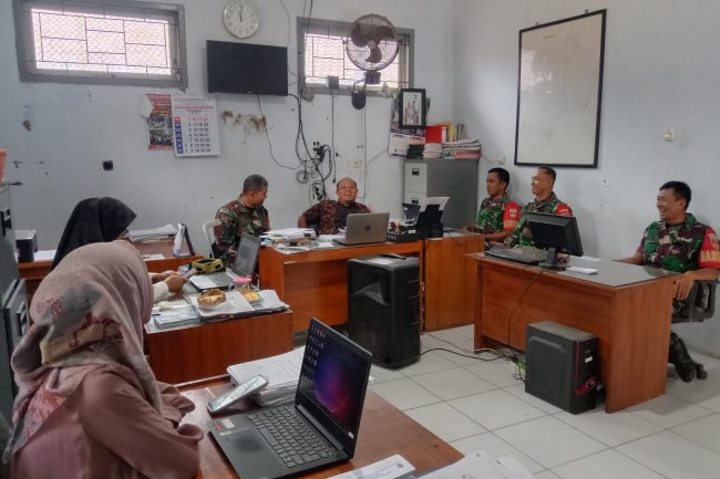 Guna Ciptakan Sinergitas dan Hubungan Kerja Yang Baik, Babinsa Sambangi Kantor Desa Penawangan
