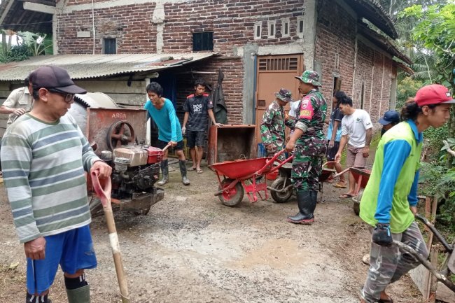 Babinsa Bantu masyarakat Kerja Bakti Pengecoran Jalan di desa binaan.