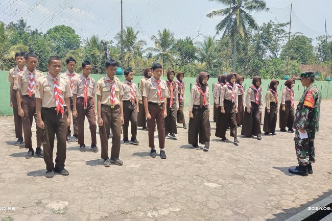 Babinsa Berikan Materi Pendidikan Karakter dan Wasbang ke pada siswa Mts Cokroaminoto Madukara