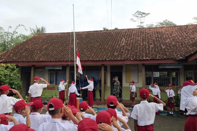 TANAMKAN RASA CINTA TANAH AIR, BABINSA JADI INSPEKTUR UPACARA