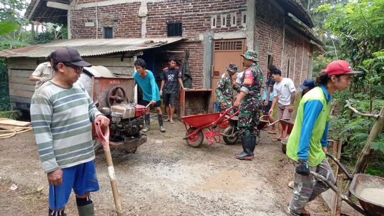 Babinsa Bantu masyarakat Kerja Bakti Pengecoran Jalan di desa binaan.
