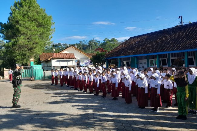 Babinsa Berikan Materi Pendidikan Karakter dan Wasbang kepada siswa SDN 1 Pakelen  kec Madukara