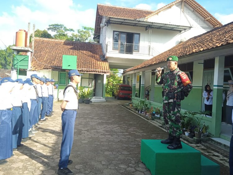 Jadi Pembina Upacara di Mts Cokroaminoto Madukara Babinsa Koramil 14/Madukara  Berpesan Agar Saling Menolong Sesama Teman dan Patuh Terhadap Guru
