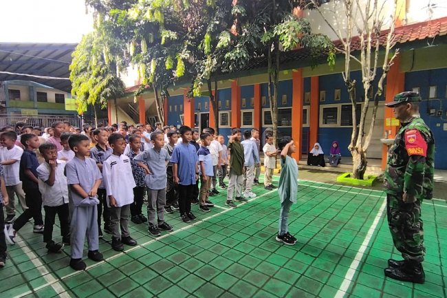 Babinsa menjadi pembina pendidikan karakter dan wawasan kebangsaan di SDIT Desa Petambakan Kec Madukara