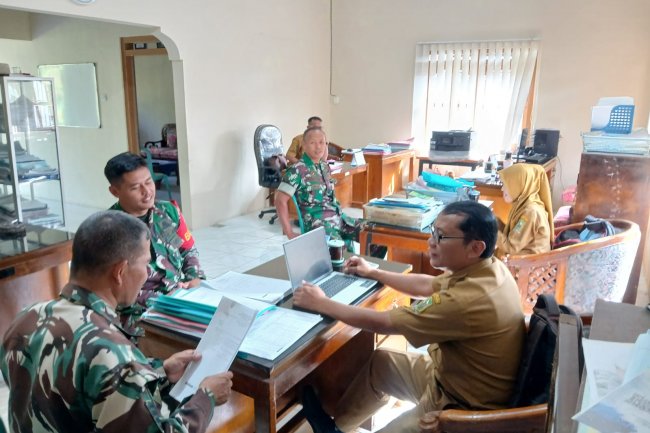 Tingkatkan Sinergi untuk Kemajuan Desa, Babinsa Laksanakan Komsos dengan Perangkat Desa Kutayasa