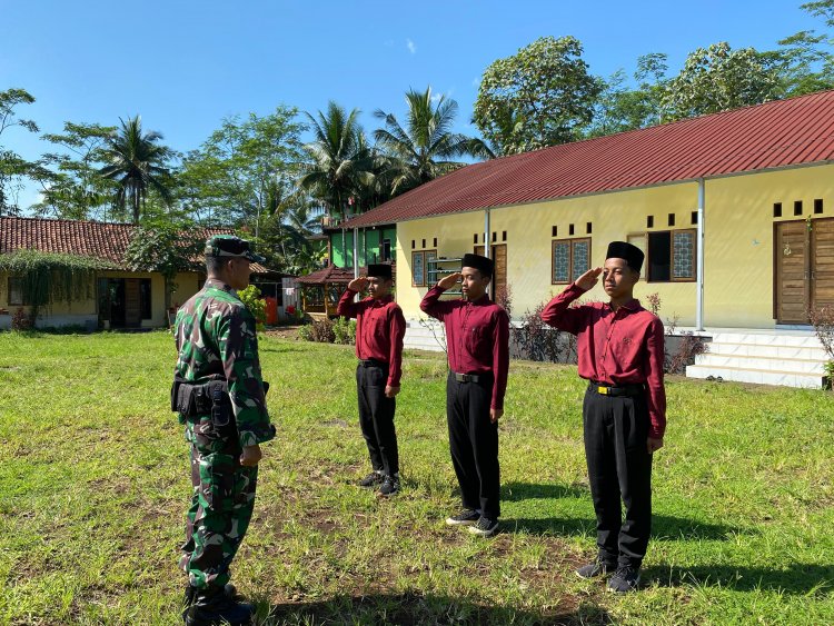 Babinsa menjadi pembina pendidikan karakter rumah pondok Qur'an Desa petambakan Kec Madukara