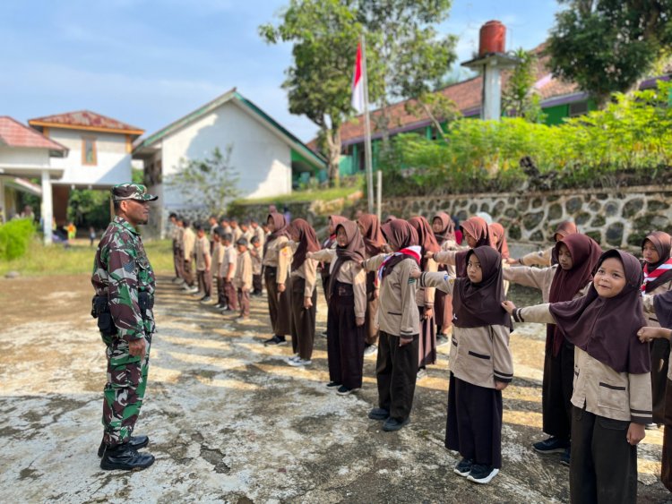Babinsa menjadi pembina pendidikan karakter dan wawasan kebangsaan di SD N 2 Sered Desa Sered Kec Madukara