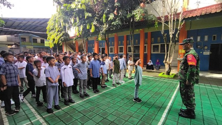Babinsa menjadi pembina pendidikan karakter dan wawasan kebangsaan di SDIT Desa Petambakan Kec Madukara