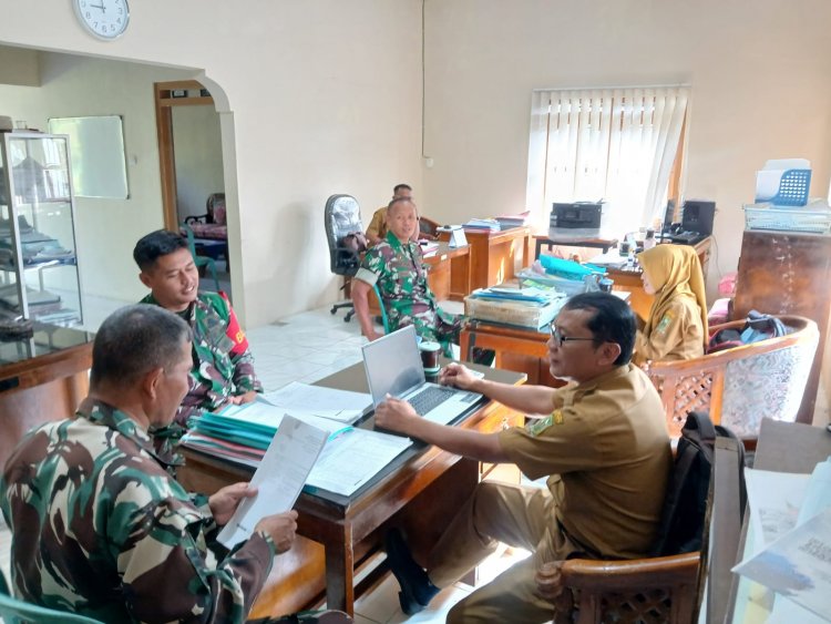 Tingkatkan Sinergi untuk Kemajuan Desa, Babinsa Laksanakan Komsos dengan Perangkat Desa Kutayasa
