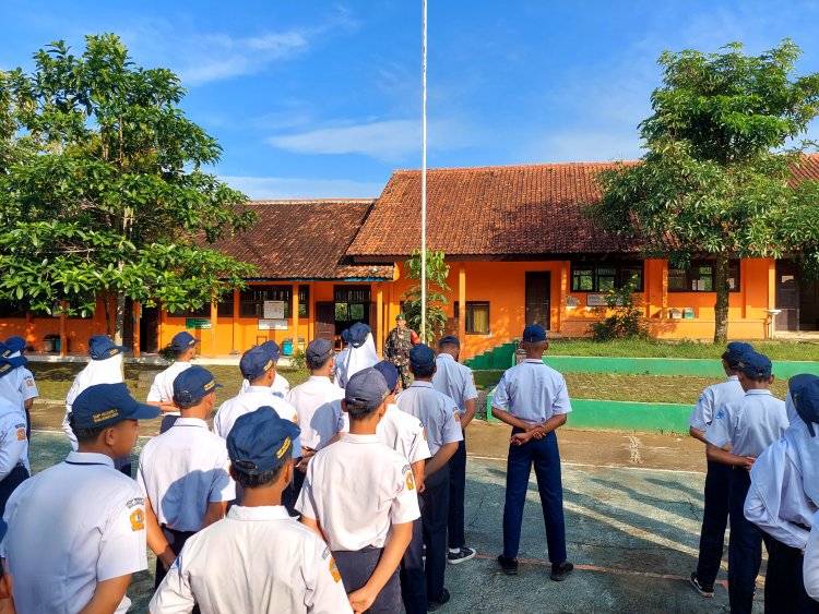 Babinsa menjadi pembina pendidikan karakter dan wawasan kebangsaan di SMP N 3 Banjarnegara  Kec Madukara