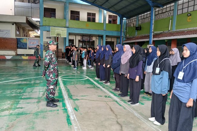 Masa Pengenalan Lingkungan Sekolah (MPLS) Babinsa Koramil 14/Madukara Beri Materi Wasbang Pada Siswa-Siswi Baru.
