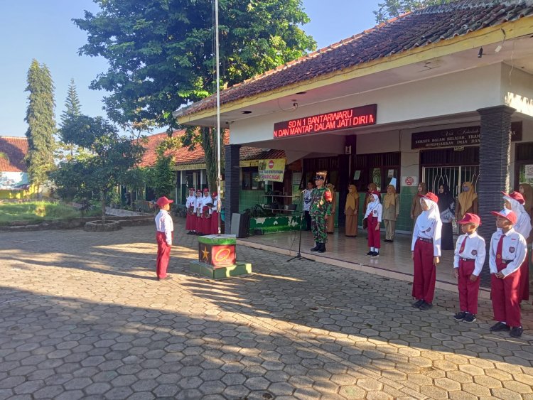 TANAMKAN CINTA TANAH AIR, BABINSA KORAMIL 14/MADUKARA JADI PEMBINA UPACARA DI SEKOLAH