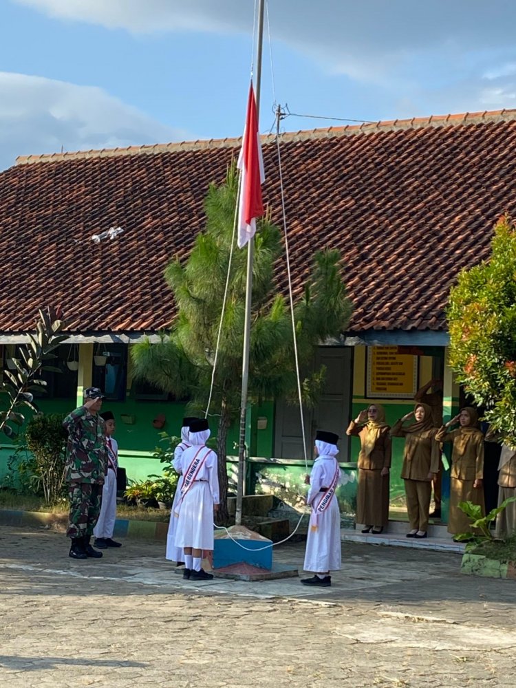 TANAMKAN CINTA TANAH AIR, BABINSA KORAMIL 14/MADUKARA JADI PEMBINA UPACARA DI SEKOLAH
