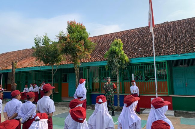 Tanamkan Jiwa Nasionalisme Sejak Dini, Babinsa Madukara  Ajak Siswa SD Jadi Generasi Berkarakter  Lewat Upacara  Bendera.