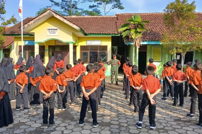 Babinsa Koramil 14/Madukara melaksanakan pembinaan karakter  di SD Negeri 3 kaliurip