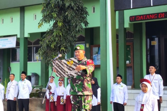 Bentuk Disiplin Generasi Muda, Babinsa Madukara Menjadi Irup di MIN 3 Banjarnegara Dan Sampaikan Ini